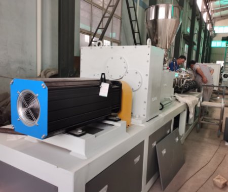 雙螺桿PE異型中空壁設備試機成功